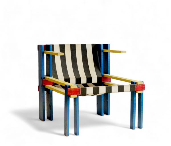 Travail moderniste belge, fauteuil Art Déco aux couleurs primaires, en bois de sapin peint et vissé.