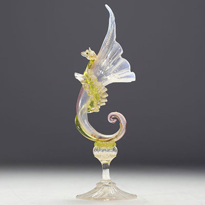 Murano - Vase sur pied en verre soufflé en corne d'abondance enroulée par un dragon.