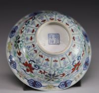 Chine - Bol en porcelaine Doucai à décor de fleurs, marque Yongzheng sous la pièce.