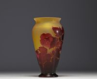Émile GALLÉ (1846-1904) Vase en verre multicouche dégagé à l'acide à décor d'abutilon, signé.