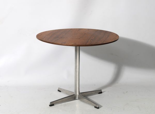 Arne JACOBSEN (1902-1971) Édition Fritz Hansen - Table basse, plateau en teck et piétement en fonte d'aluminium, 1958.