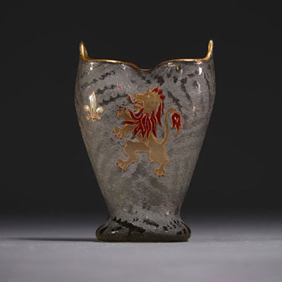 DAUM Nancy - Rare vase en verre dégagé à l'acide et émaillé à décor de lion et de fleur de lys, signé sous la base.