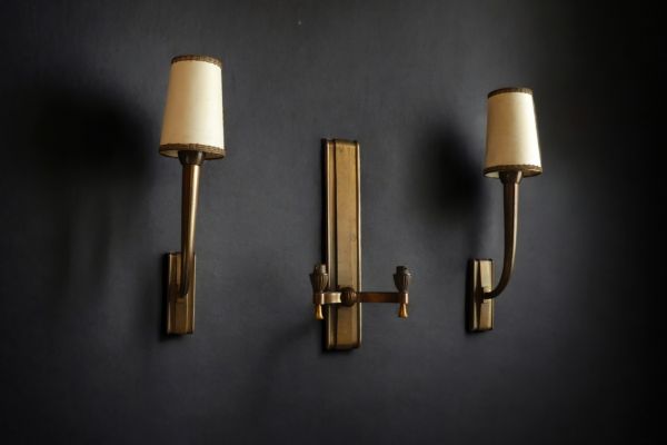 Jean PASCAUD (1903-1996) Set consisting of a double sconce and a pair of single sconces in patinated gilt bronze.