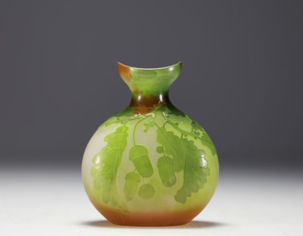 Émile GALLÉ (1846-1904) Vase gourde en verre multicouche dégagé à l'acide  à décor de feuilles de chêne et de glands.