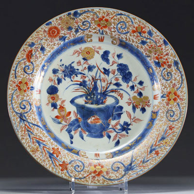 Chine - Grande assiette en porcelaine polychrome à décor Imari, marque sous la pièce, XVIIIème.