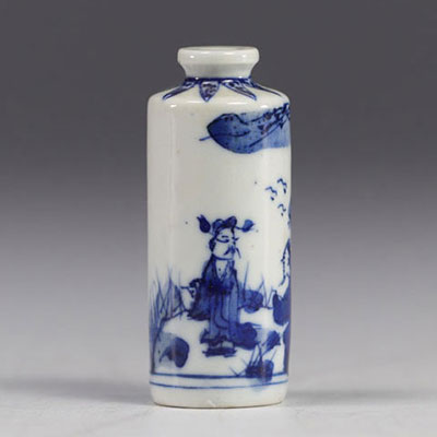 China - white and blue porcelain snuffbox decorated with characters.