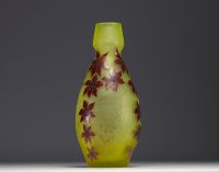 François - Théodore LEGRAS (1839-1916) Vase en verre multicouche dégagé à l'acide décor de fleur émaillées, signé.