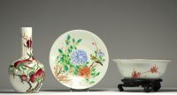 China - Set of two 19th century plates and a 20th century vase with nine peaches in polychrome porcelain.