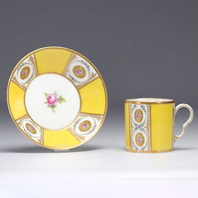 Tasse en porcelaine de Paris à décor de fleurs sur fond jaune