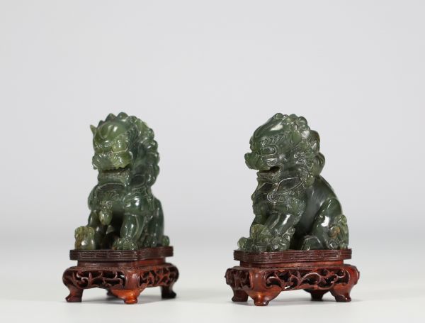 Chine - Paire de Lions de Fô, gardiens de temples, en jade vert sur terrasses en bois ajourées et moulurées.