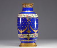 Sèvre, vase en porcelaine bleue à décor de fleurs sur monture en bronze