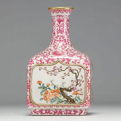 Chine - Vase quadrangulaire en porcelaine famille rose à décor floral en cartouche, marque sous la pièce, époque XVIIIème.