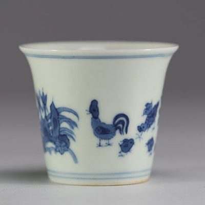 Chine - Gobelet en porcelaine blanc bleu à décor de coq et de poules.