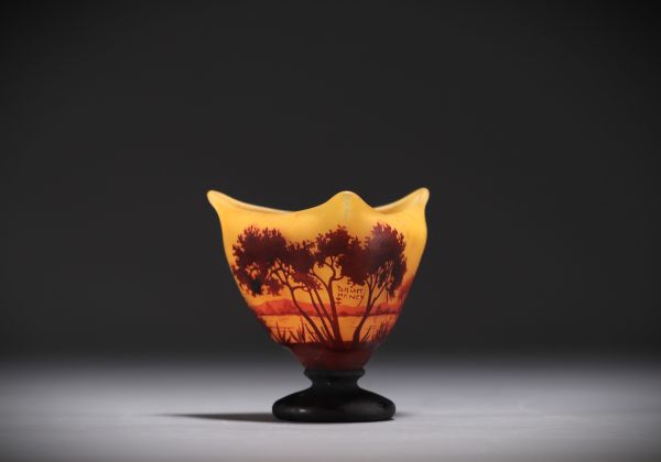 DAUM Nancy - Vase trilobé sur piédouche en verre multicouche orange à décor de paysage, signé.