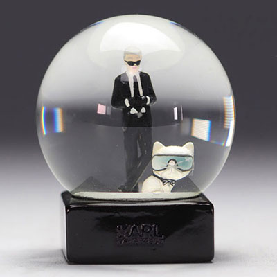 KARL LAGERFELD snow globe representing Karl Lagerfeld accompanied by Choupette with silver and glitter snowflakes