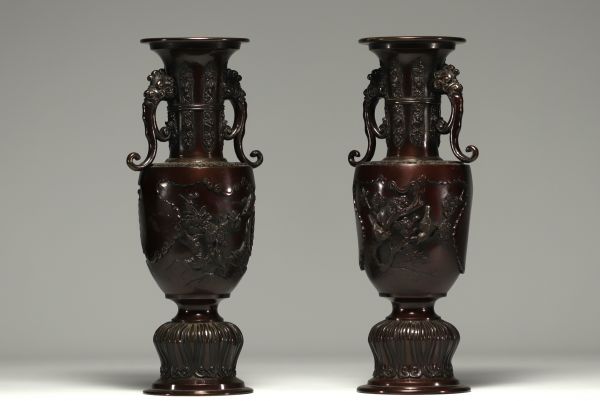 Japon - Paire de vases en bronze à patine brune à décor d'oiseaux.