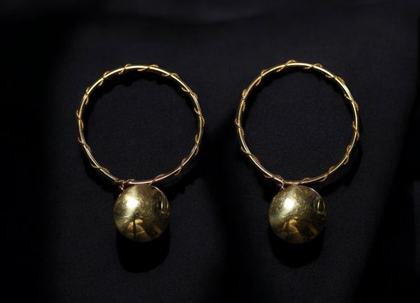 Paire de boucles d'oreilles à clips en or jaune 18k.