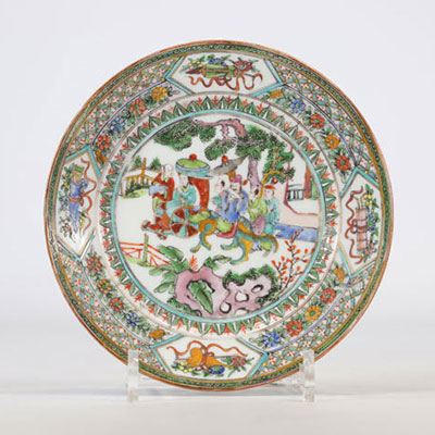 Assiette en porcelaine de chine à décor de personnages au centre et de différents motifs sur les côtés