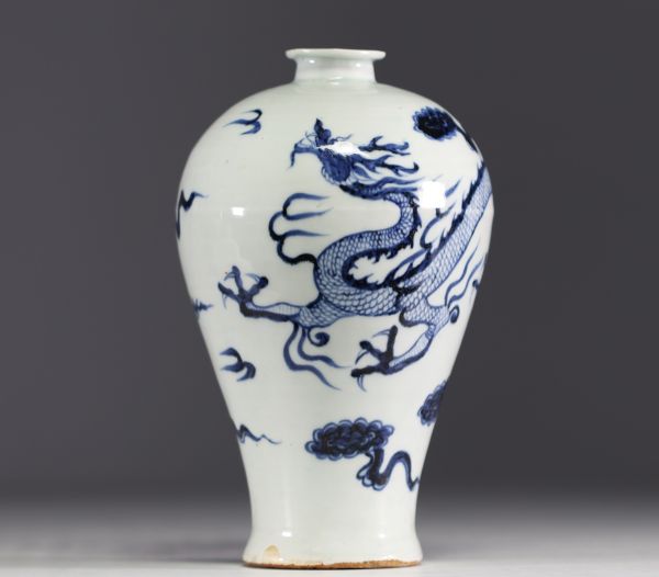 Chine - Vase Meiping en porcelaine blanc bleu à décor de dragon.