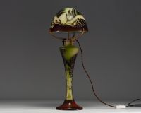 Émile GALLÉ (1846-1904) Grande lampe champignon en verre multicouche dégagé à l'acide au décor de fougères.