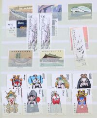 Ensemble de divers albums de timbres et documents de la Chine et du monde.