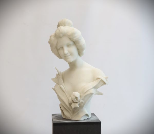 Fiorenzo & Gino PUGI (XIX-XXth) Large Art Nouveau bust of a woman in Carrara marble, signed on the back.