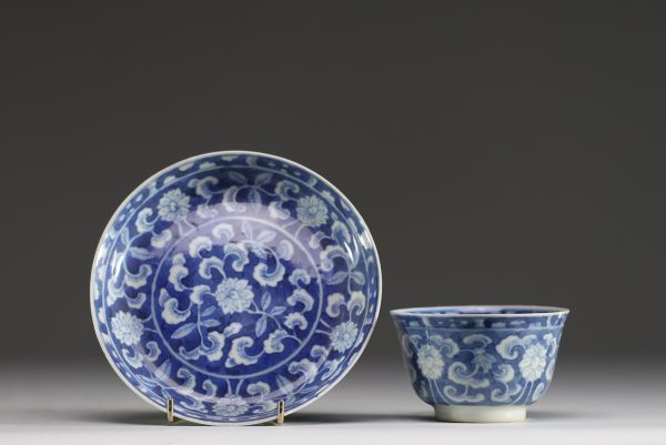 Chine - Bol et assiette en porcelaine blanc bleu à décor floral, marque sous la pièce, XVIIème.