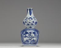 Chine - Vase en porcelaine blanc bleu à décor floral, marque Wanli sous la pièce.