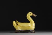 Chine - Canard en porcelaine jaune sur socle en bois, période Qing.