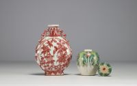 Chine - Ensemble de huit pièces de formes en porcelaine, vases, bols, assiettes et pots couvert.