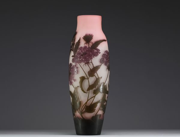 Émile GALLÉ (1846-1904) Vase en verre multicouche dégagé à l'acide au décor d'ombelles, signé.