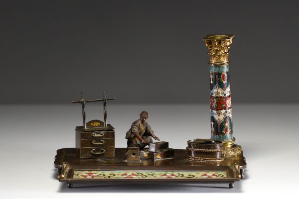 Japon - Nécessaire de bureau en bronze cloisonné comprenant un encrier, un porte-plume et un bougeoir, époque Meiji, XIXème.