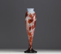 D'ARGENTAL - Paul NICOLAS (1875-1952) Vase en verre multicouche dégagé à l'acide au décor de feuilles de pavot, signé.