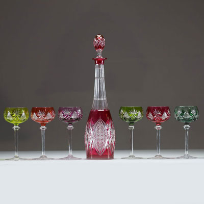 Val Saint-Lambert - Carafe et six verres en verre taillé et doublé de différentes couleurs.