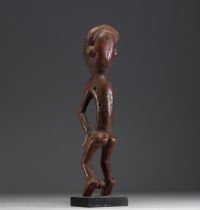 Afrique RDC - MBOLE (RDC) Statue en bois et pigments représentant est un homme ayant contrevenu aux règles du Lilwa, pendu pour l'exemple.