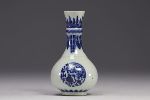 Chine - vase en porcelaine blanche et bleue à décor de phénix, marque sous la pièce.