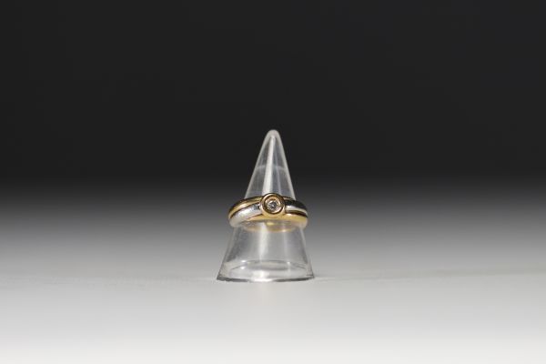 Bague en or blanc et jaune 18k sertie d'un diamant taille brillant pour un poids total de 3.5gr.