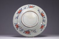 Japan - A large Japanese porcelain dish decorated with flowers, 18th century.