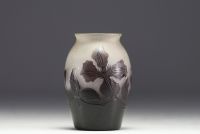 Paul NICOLAS ( 1875-1952) d'Argental - Vase en verre multicouche dégagé à l'acide à décor floral, signé.