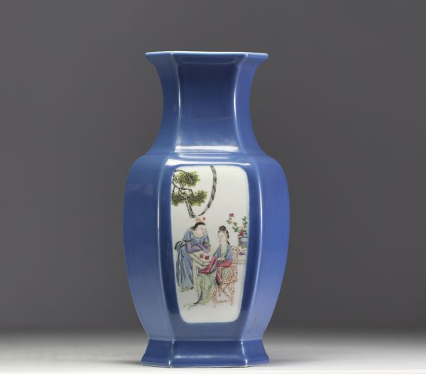 Chine - Vase en porcelaine famille rose, fond bleu lavande à décor de personnage en cartouche, marque apocryphe Qianlong, époque République.