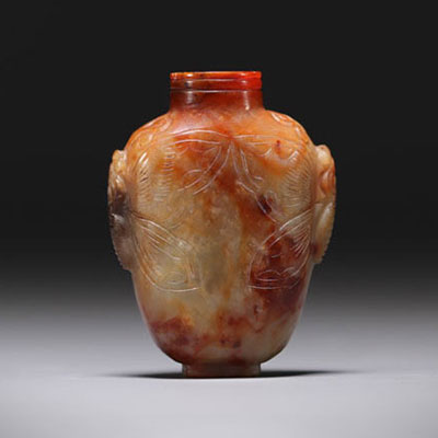 China - Snuffbox in red/brown jade decorated with butterflies