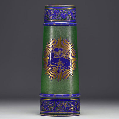 Baccarat - Frosted crystal vase with engraved decoration of a blue and gold Salamander, circa 1900.