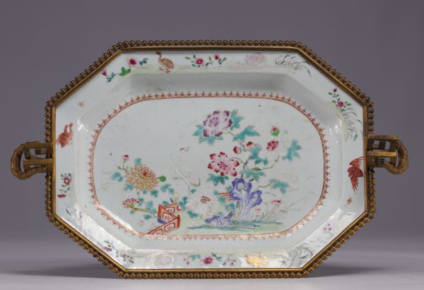 Chine - plat en porcelaine famille rose monté bronze, XVIIIe siècle.