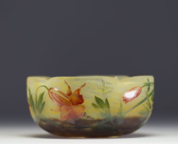 DAUM Nancy - Four-lobed cup in acid-etched marmorated glass with enamelled decoration of columbine flowers, signed.