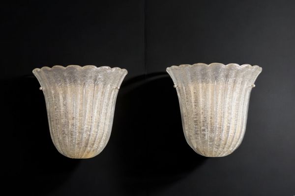 BAROVIER et TOSO pour Murano - Paire d'appliques en verre à inclusions de paillettes d'or, monture en laiton, vers 1970.