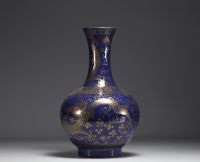 Chine - Vase en porcelaine bleu poudré et or à décor de dragons à cinq griffes.