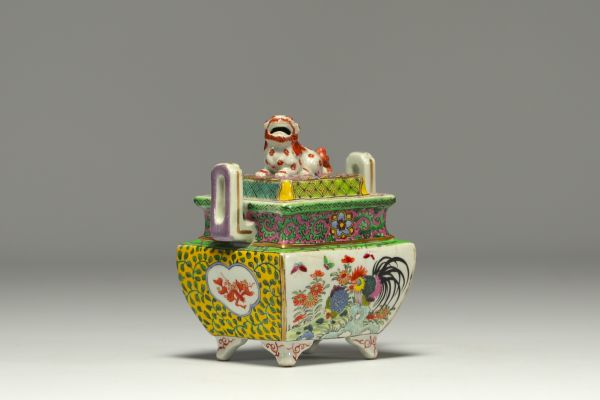 China - Small polychrome porcelain perfume burner with floral decoration, rooster and Fô dog.