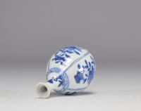 Petit vase en blanc et bleu à décor de fleurs fines de l'époque Kangxi (1661-1722)