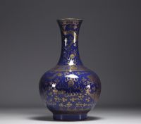 Chine - Vase en porcelaine bleu poudré et or à décor de dragons à cinq griffes.