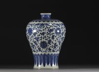 Chine - Vase de forme Meiping bleu blanc à décor floral et feuilles de bananier, période Qing.